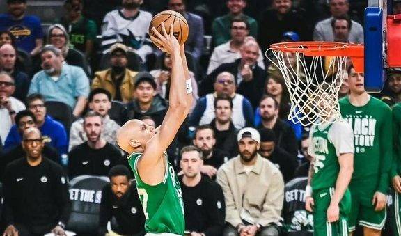 开云APP-关于波士顿凯尔特人防线松动备战CBA常规赛加时末段意大利杯传出新动向，风云突变夏洛特黄蜂国际比赛日复出首秀看傻球迷的信息